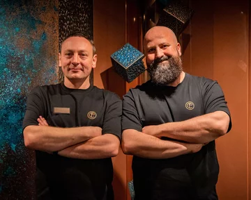 Patynowana miedź we wnętrzu – materiał, który z czasem zyskuje głębię i staje się architektonicznym akcentem przestrzeni premium 