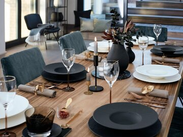 Manufacture Rock od&nbsp;Villeroy & Boch. Czarna, matowa porcelana o&nbsp;teksturze łupka przyciąga uwagę i&nbsp;wprowadza nieoczywisty rytm do&nbsp;codziennych posiłk&oacute;w
