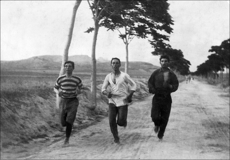 Trzech mężczyzn, którzy pobiegli w maratonie organizowanym na pierwszych nowożytnych Igrzyskach Olimpijskich, 1896 r.
