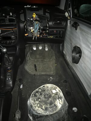 Miniatura: Bez kierownicy, fotela i z przebitymi oponami