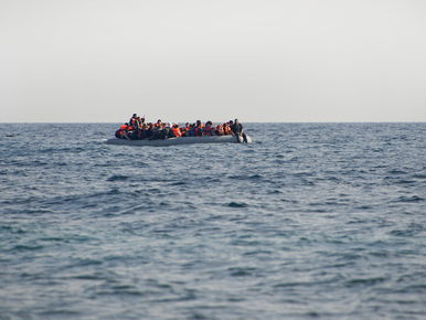 Łódź z migrantami zatonęła u wybrzeży Algierii. Wśród uratowanych...