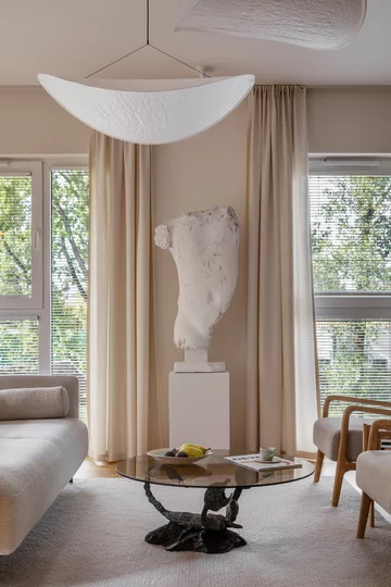 BXB studio stworzyło hybrydowe wnętrze w Warszawie – biuro i mikroapartament w jednym. Projekt zdobył European Property Awards 2025–2026 