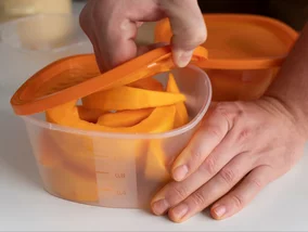 Miniatura: Plastikowe pojemniki zabarwiły się od...