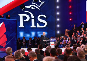 Miniatura: Suto zakrapiana impreza po kongresie PiS....