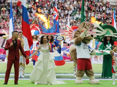Robbie Williams, Aida Garifullina i maskotka mistrzostw świata - wilk „Zabiwaka”