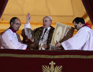 Miniatura: Nowy papież Franciszek cieszy się...