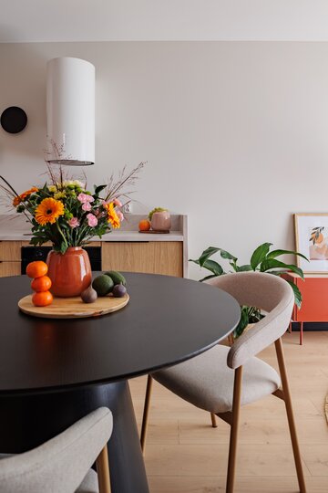 Mieszkanie pokazowe inwestycji Nowa Pabianicka we Wrocławiu zaprojektowała i wyposażyła pracownia architektury wnętrz Decoroom. Aranżację oparto na połączeniu pomarańczu, oliwkowej zieleni, drewna i neutralnej bazy 