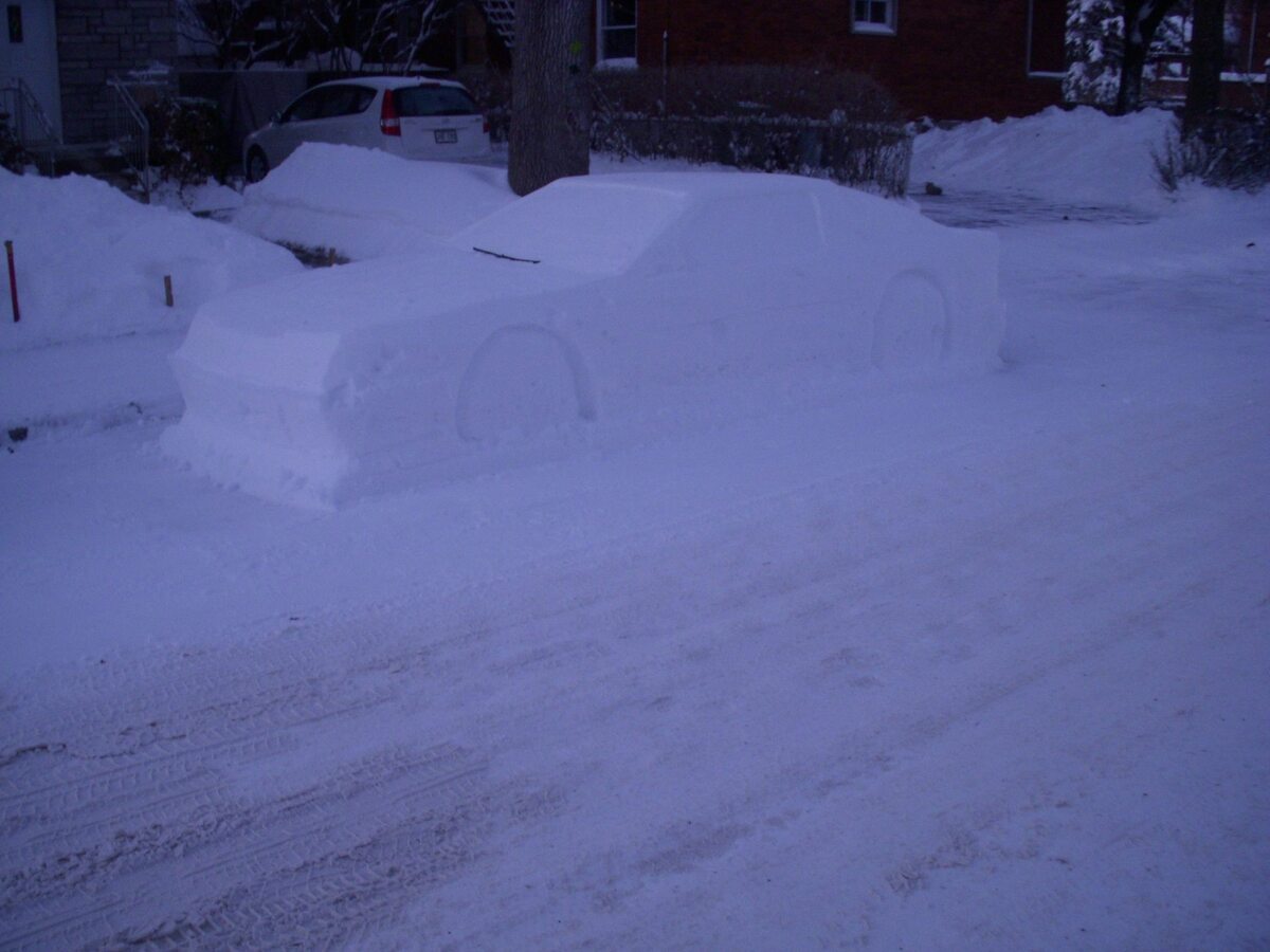 Proces budowy samochodu ze śniegu 