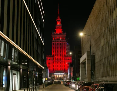 Miniatura: Pałac Kultury i Nauki na czerwono w geście...