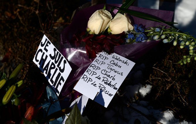 Kwiaty pod ambasadą Francji w Waszyngtonie (fot. Olivier Douliery / newspix.pl)