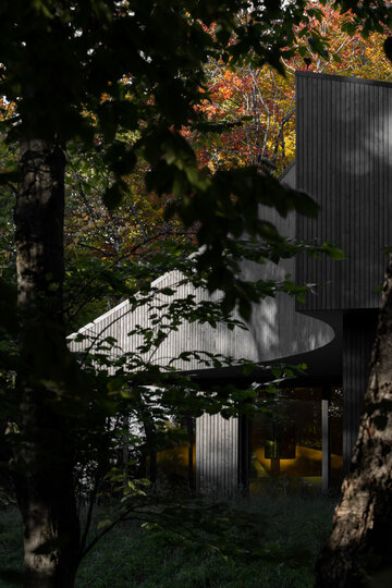 Leśny azyl miłośnik&oacute;w sztuki, projekt Studio Jean Verville architectes
