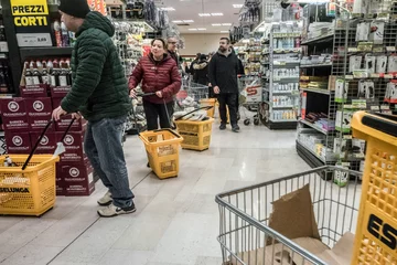 Ludzie robiący zapasy w Mediolanie 