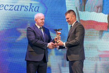Laureat w&nbsp;kategorii  &bdquo;Lokalny Producent Żywności&rdquo; Okręgowa Sp&oacute;łdzielnia Mleczarska Maluta. Na&nbsp;zdjęciu od&nbsp;lewej: Dyrektor Krzysztof Jaszczak z&nbsp;KOWR oraz&nbsp; Szymon Rogoziński z&nbsp;OSM Maluta