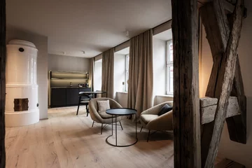 Hotel Golden Rose, projekt noa*. Mimo że to hotel, to podobne zabiegi aranżacyjne możemy również zastosować we wnętrzach domów i poddaszy w kamienicach. Mowa tu przede wszystkim o wyeksponowaniu belek konstrukcyjnych i więźby dachowej. 