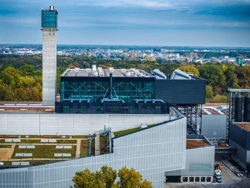 Warszawska Wytwórnia Energii, zaprojektowana przez pracownię Foroom dla MPO Warszawa, pokazuje, że nowoczesna infrastruktura może łączyć zaawansowaną technologię, wysoką jakość architektury i rozwiązania przyjazne mieszkańcom 