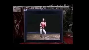 Kadr z teledysku „Boss Oumek” Leili Amer 