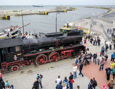 Miniatura: Niezwykły widok nad Bałtykiem. Pociąg...