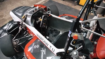 W bolidzie studenci zastosowali samonośną konstrukcję typu monokok. Konstrukcja monokok wykonana z kompozytów polimerowych w osnowie węglowej pozwoliła obniżyć masę konstrukcji do zaledwie 190 kilogramów.