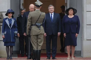 Podczas ceremonii powitalnej, małżonka prezydenta Polski prezentowała się imponująco, fot. PAP/Radek Pietruszka