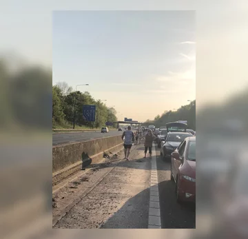 Ludzie opuszczali swoje auta 