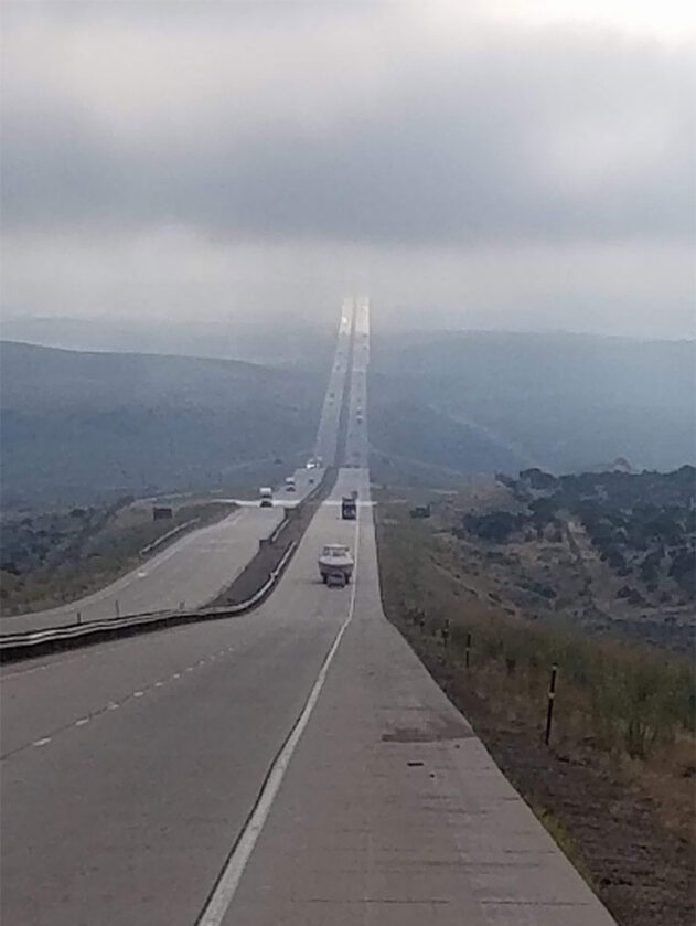 To nie Photoshop. To autostrafa do Nieba w stanie Wyoming w USA (droga nr I-80) 