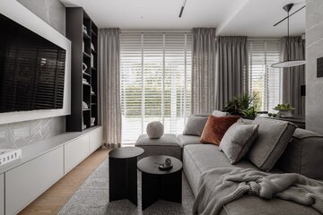 Elegancki apartament z kuchnią z ciemnego drewna, projekt Architektownia 