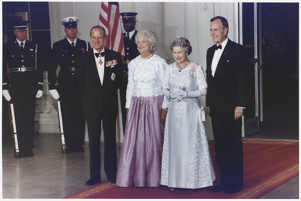 Książę Filip na zdjęciu z królową Elżbietą II, prezydentem USA Georgem Bushem  i jego żoną w 1991 roku 