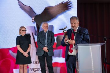 Leszek Dorula (z prawej), oraz&nbsp;wręczający nagrodę: Marzena Zielińska, prezes Capital Point i&nbsp;przewodnicząca kapituły i&nbsp;Ryszard Terlecki
