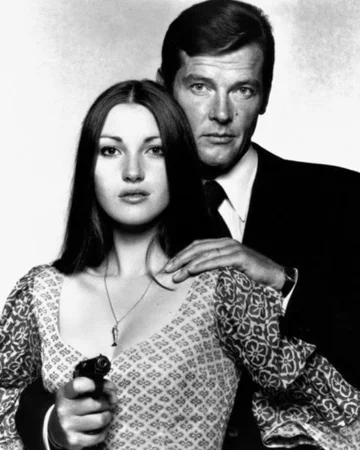 Jane Seymour w filmie „Żyj i pozwól umrzeć” (1973) 