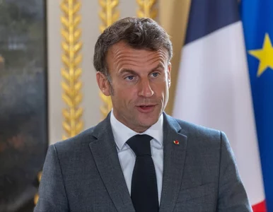 Miniatura: Emmanuel Macron duszkiem wypił butelkę...