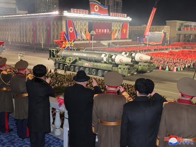 Korea Północna zaprezentowała rekordową liczbę rakiet dalekiego zasięgu....