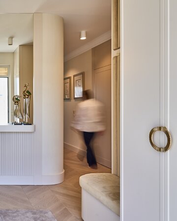 Luksusowy apartament pod Gdynią zaprojektowano tak, by jego najciekawsze detale odkrywać stopniowo. Projekt przygotowali Magdalena i Marcin Konopkowie z pracowni Ministerstwo Spraw we Wnętrzach 