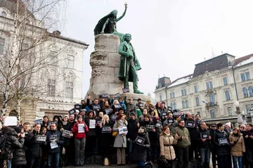 Ludzie zebrani w stolicy Słowenii Lublanie (fot. Pacific Press / newspix.pl)