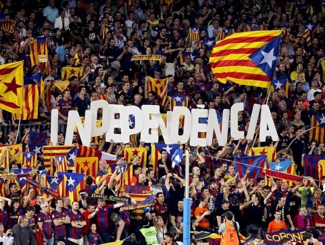 Fani FC Barcelony wznosili okrzyki "Independencia" w 17. minucie i 14. sekundzie każdej połowy. W 1714 roku Katalonia straciła niepodległość (fot. PAP/EPA/ALBERTO ESTEVEZ)