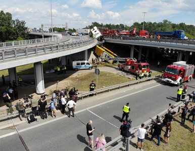 Miniatura: Autobus spadł z wiaduktu w Warszawie. Są...