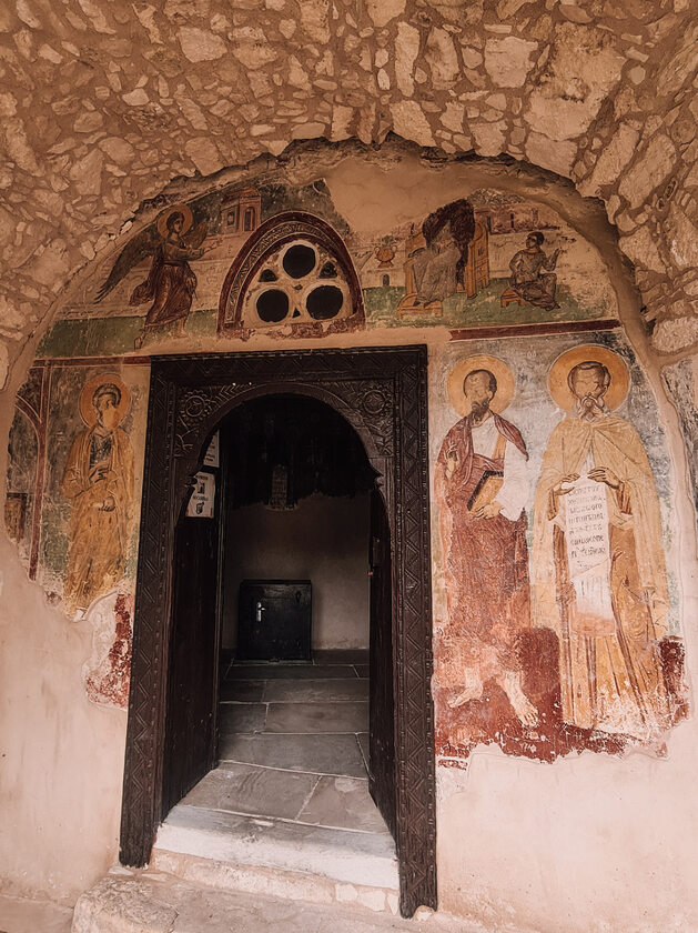 Wejście do jaskini - Klasztor św. Neofita 