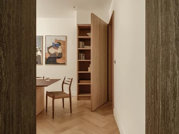 Naturalny dąb, monumentalny trawertyn i ukryte przejścia. Londyńskie mieszkanie zachwyca konsekwencją w każdym detalu, projekt NENMAR 