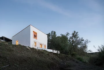 Stone and Water powstał w ruinach XIX-wiecznej strażnicy granicznej. Kamienne mury i współczesna architektura tworzą tu harmonijną całość 