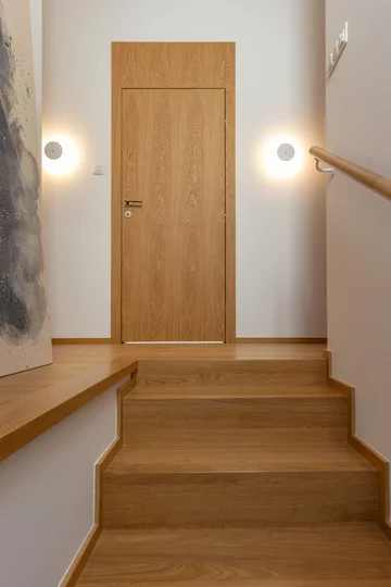 Projekt domu pod Warszawą autorstwa pracowni Decoroom to współczesna interpretacja stylu japandi — pełna naturalnych materiałów, miękkich form i spokojnej, harmonijnej kolorystyki 