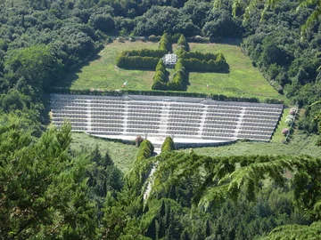 Polski Cmentarz Wojenny na Monte Cassino &#8211; nekropolia polskich żołnierzy poległych w bitwie o Monte Cassino w okresie od 11 do 19 maja 1944 roku.(By Pilecka (Own work) [GFDL (http://www.gnu.org/copyleft/fdl.html) or CC-BY-3.0 (http://creativecommons