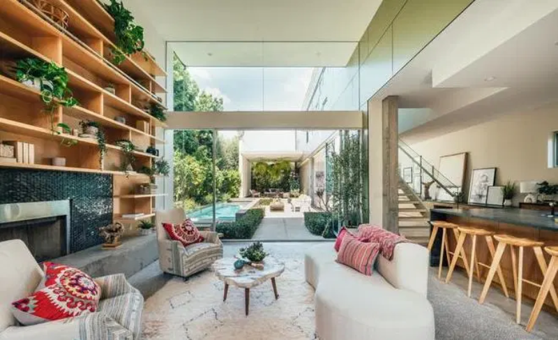 Emilia Clarke sprzedaje swój dom w Los Angeles 