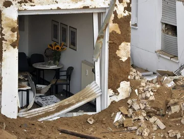 Budynki w pobliżu wybuchu zostały uszkodzone (fot. EPA/MARIUS BECKER /PAP)