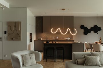 Apartament na warszawskim Mokotowie zaprojektowany przez VIA NOVA – przykład soft architecture, w której technologia KNX, stonowana paleta taupe i konsekwencja materiałowa budują ponadczasowy klimat 