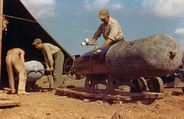Konserwacja torped Mark XIII na Okinawie (6 maja 1945 r.) 