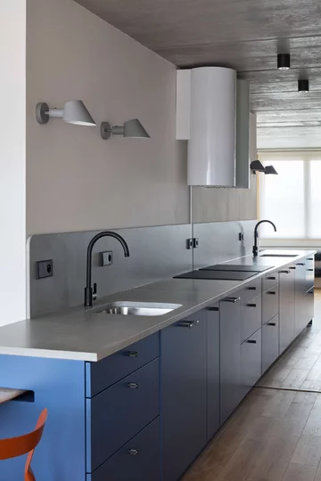 Mieszkanie z niebieską kuchnią, projekt Iva Hajkova Studio 