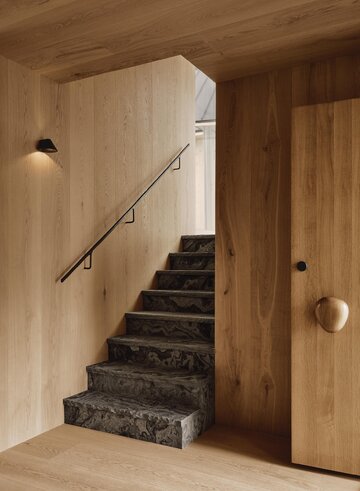 Każdy detal tego domu &ndash; od&nbsp;kamiennej wyspy po&nbsp;ręcznie wykonane balustrady &ndash; nawiązuje do&nbsp;krajobrazu skalistej wyspy w&nbsp;zatoce Georgian Bay, zacierając granicę między architekturą a&nbsp;naturą