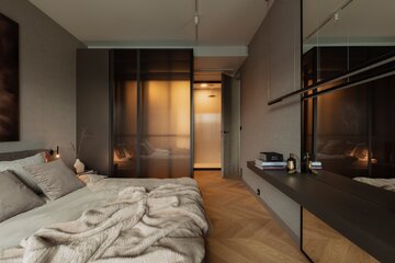 Apartament na warszawskim Mokotowie zaprojektowany przez VIA NOVA – przykład soft architecture, w której technologia KNX, stonowana paleta taupe i konsekwencja materiałowa budują ponadczasowy klimat 