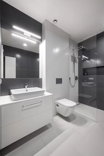 Aranżacja nowoczesnego wnętrza z dużymi przeszkleniami, proj. MIŚKIEWICZ design 