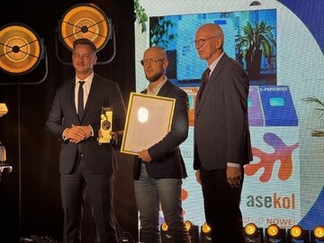 Mirosław Baściuk, dyrektor zarządzający i&nbsp;członek zarządu firmy ASEKOL (w środku) odbiera nagrodę Złoty Medal Konsument&oacute;w MTP Poleco