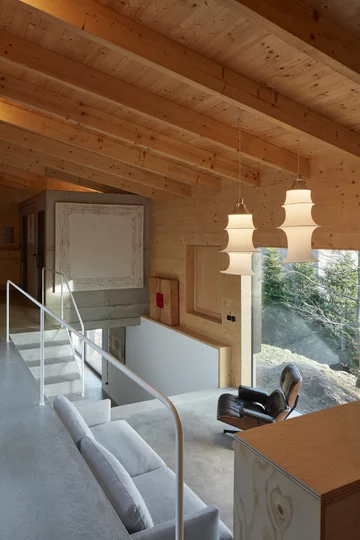 Przytulne wnętrza skryte za betonową ścianą, projekt Mjölk architekti Linka, Mjolk